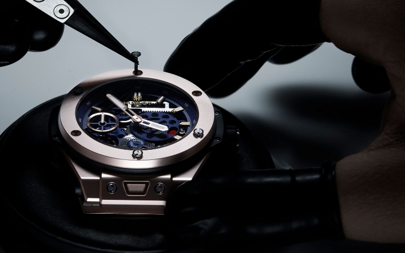 Hãy kiểm tra con ốc ở mặt đồng hồ để phân biệt Hublot